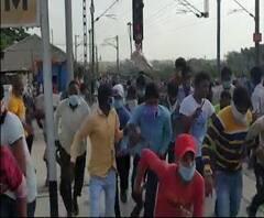 Lockdown 3 | गुजरातच्या कीम रेल्वे स्थानकावर परप्रांतीय मजुरांचा गोंधळ; पोलिसांचा लाठीमार