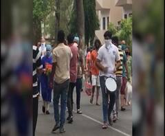 #Coronavirus | कोरोनामुक्त नर्सचं ढोलताशांच्या गजरात स्वागत, सोशल डिस्टन्सिंग भंग केल्याने नगरसेविकेवर गुन्हा