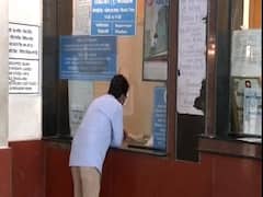 Indian Railways: टिकट काउंटर खुले, कुर्ला स्टेशन पर सोशल डिस्टेंसिंग के लिए बरती जा रही सावधानी