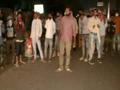 Sahibabad मंडी में रात 1 बजे विक्रेताओं ने उड़ाई Social Distancing की धज्जियां | ABP News Hindi