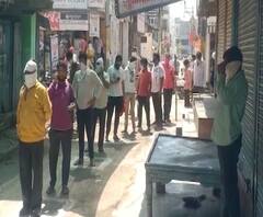 Corona Ground Report | अमरावतीच्या परतवाड्यात दारु खरेदीसाठी मध्यरात्री पिशवी ठेवत लावले नंबर