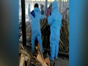 Corona: दिल्ली में अंतिम संस्कार पर सियासत, कांग्रेस ने केजरीवाल और केंद्र सरकार पर साधा निशाना