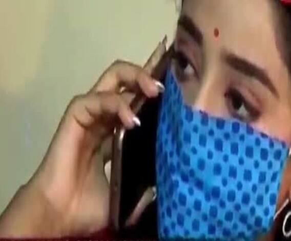 টেলি তারকাদের হ্যান্ড ব্যাগে এখন কী কী থাকছে? ধরা পড়ল হয় মা নয় বৌমা-র ক্যামেরায় 