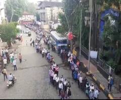 Unlock 1.0 | डोंबिवलीमध्ये बेस्टच्या बससाठी भलीमोठी रांग; मुंबईत येण्यासाठी शेकडो जण रांगेत