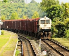 ১২ই অগাস্ট পর্যন্ত স্পেশাল ছাড়া অন্য ট্রেন বন্ধ, ন্যূনতম ভাড়া ৫০ টাকা করার দাবি ট্যাক্সি ইউনিয়নগুলির - শিরোনাম