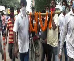 কোথাও কাঁধে বাইক, কোথাও সাইকেল চড়ে প্রাক্তন মুখ্যমন্ত্রী, পেট্রোপণ্যের মূল্যবৃদ্ধির যৌথ প্রতিবাদ বাম-কংগ্রেসের 