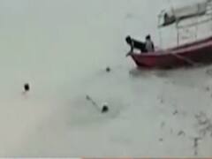 Two youngsters save woman from drowning in Ganga | Viral Express (29.06.2020)