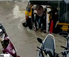 Nashik Rain Damage | लॉकडाऊननंतर दुकान उघडलं, मुसळधार पावसानं पाण्यात गेलं...नाशिकमध्ये पावसाचा फटका