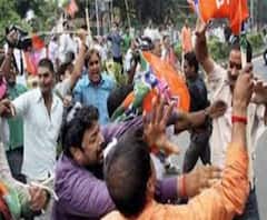 দুর্গত এলাকায় বিদ্যুতের খুঁটি বসানো নিয়েও তৃণমূলের ‘গোষ্ঠীদ্বন্দ্ব’, অঞ্চল সভাপতির বিরুদ্ধে হামলার অভিযোগ