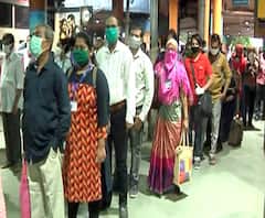 Mumbai Local Trains | ठाणे स्टेशनवर तिकीट खरेदीसाठी रांगा; Social Distancing चा फज्जा