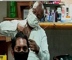 कंटेन्मेंट झोन वगळता सर्व भागात सलून, पार्लर सुरू, पहिल्या ग्राहकाच्या केसांवर सोन्याची कात्री चालली