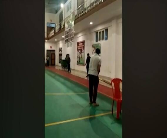 क्वारांटाईन सेंटरमध्ये चक्क क्रिकेटचा सामना, सोशल मीडियावर व्हीडिओ तुफान व्हायरल