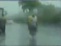 અમદાવાદઃ એઈસી બ્રિજથી પકવાન તરફ જવાના રસ્તે પાણી ભરાયા, જુઓ વીડિયો