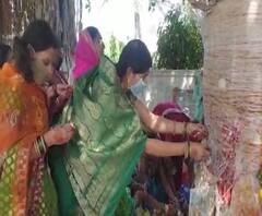 Vat Purnima 2020 | आज वटपौर्णिमा, हिंगोलीत कोरोनाच्या सावटाखाली मास्क घालून साजरा केला सण