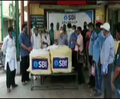 আরামবাগ মহকুমা হাসপাতালের হাতে একশো পিপিই কিট তুলে দিলেন এসবিআই আধিকারিকরা