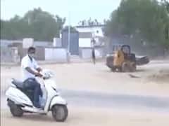 અમદાવાદમાં પ્રશાસનના પાપે શહેરીજનો પરેશાન, રસ્તા પર ધૂળની ડમરી ઉડતા લોકોના આરોગ્ય પર ખતરો