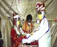 Corona Wedding | एका लग्नाची गोष्ट; नवरी फेस शिल्ड तर नवरदेव पीपीई किट परिधान करुन बोहल्यावर