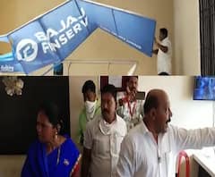 जबरदस्तीने कर्जाचे हफ्ते वसूल केल्याने शिवसैनिकांचं आंदोलन, फायनान्स कंपनीच्या कार्यालयाची तोडफोड