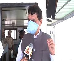 पवारांचा माझ्या खांद्यावर बंदूक ठेवून वांद्र्याच्या सीनिअर आणि बारामतीच्या ज्युनिअरवर निशाणा: फडणवीस