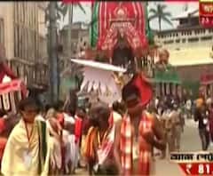 পুরী: সোনার ঝাঁটা দিয়ে পথ পরিষ্কার করে রথযাত্রার সূচনা রীতি পালন করলেন রাজা