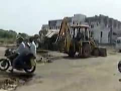 અમદાવાદમાં ખુલી પ્રશાસનની પોલ, સાઉથ બોપલના સોબો સેન્ટર પાસે પડ્યો ભૂવો, જુઓ વીડિયો