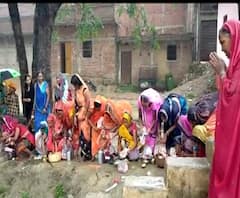 Bihar Corona Goddess | बिहारमध्ये महिलांकडून कोरोनामाईची पूजा, गंगाकिनारी पूजेसाठी महिलांची गर्दी