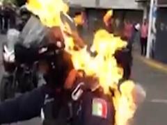 Mexico: मास्क ना पहनने पर पुलिस की पिटाई से शख्स की मौत, लोगों ने गुस्से में एक पुलिसकर्मी को लगा दी आग