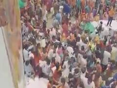 Madhya Pradesh में Narendra Tomar के जन्मदिन समारोह में उड़ी Social Distancing की धज्जियां