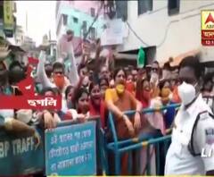 সামাজিক দূরত্ব-বিধি শিকেয়! ঘূর্ণিঝড় ত্রাণ দুর্নীতি নিয়ে রিষড়ায় বিক্ষোভ বিজেপির