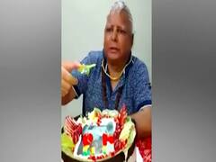 Lalu Yadav ने अपने जन्मदिन पर काटा केक; बिहार में गरमाई सियासत