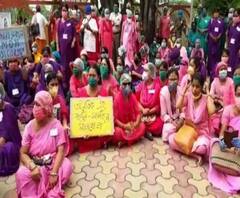 মুখ‍্য স্বাস্থ্য আধিকারিকের বদলির নির্দেশ প্রত্যাহারের দাবি, কোচবিহারে স্বাস্থ্যকর্মীদের লাগাতার বিক্ষোভ