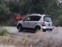 China में बाढ़ से 40 लाख लोगों की जान को खतरा....बाढ़ में बह गई गाड़ियां 