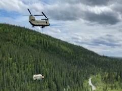 America में बस को helicopter द्वारा Airlift करने का Video हो रहा है Viral 