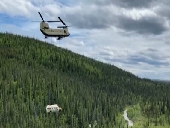 America में बस को helicopter द्वारा Airlift करने का Video हो रहा है Viral 