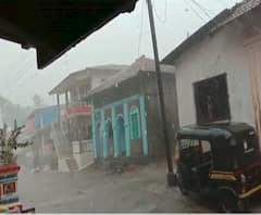 Cyclone Nisarga | मुरुडजवळच्या कोरलाई गावात मुसळधार पाऊस, घरांवरील कौलं उडाली