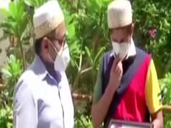 Mumbai: How 17-year-old Zakir is helping needy in Covid crisis