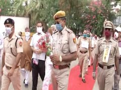 Delhi: 11 policemen of Madhu Vihar rejoin duty after defeating Covid, receive grand welcome