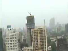 'નિસર્ગ' વાવાઝોડાને પગલે મુંબઇમાં ભારે પવન સાથે પડી રહ્યો છે વરસાદ, જુઓ વીડિયો 