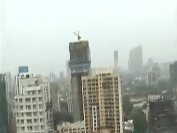 'નિસર્ગ' વાવાઝોડાને પગલે મુંબઇમાં ભારે પવન સાથે પડી રહ્યો છે વરસાદ, જુઓ વીડિયો 