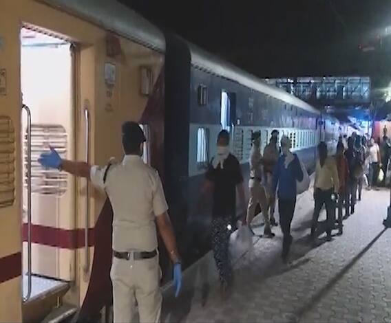 Unlock 1.0 | देशभरात आजपासून 200 विशेष रेल्वे रुळावर