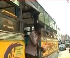 ৩ টাকা বেশি ভাড়া নেওয়া হয়েছে, বেসরকারি বাসে অভিযান চলাকালীন পুলিশের কাছে অভিযোগ যাত্রীর! 