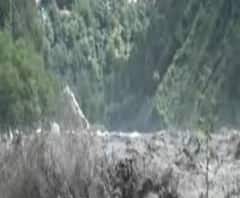 দেখুন ভিডিও: দার্জিলিংয়ে হুড়মুড়িয়ে নামল ধস