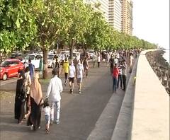 Marine Drive | मरीन ड्राईव्हवर जॉगिंगसाठी नागरिकांची गर्दी उसळली, सोशल डिस्टन्सिंगला हरताळ