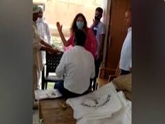 BJP नेता Sonali Phogat ने मार्केट कमेटी के सचिव को पहले जड़ा थप्पड़,फिर चप्पल से पीटा