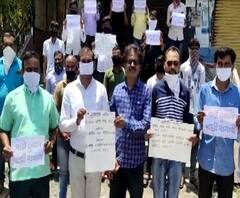 माझं दुकान,माझी मागणी नारा देत सलून व्यावसायिकांचं आंदोलन,दुकानाचं भाडं,विजेचं बील माफ करण्याची मागणी