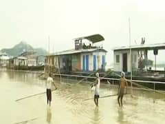 बाढ़-बारिश से असम के 10 जिलों पर संकट, खतरे के निशान से ऊपर बह रही ब्रह्मपुत्र नदी