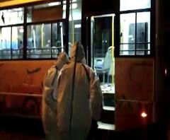 Coronavirus | डॉक्टरांनी स्वत: पीपीई कीट घालून कोरोनाग्रस्त दिव्यांग मुलाला उचलून रुग्णालात नेलं