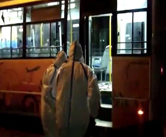 Coronavirus | डॉक्टरांनी स्वत: पीपीई कीट घालून कोरोनाग्रस्त दिव्यांग मुलाला उचलून रुग्णालात नेलं