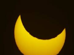 Abu Dhabi से आयी Surya Grahan की पहली तस्वीर