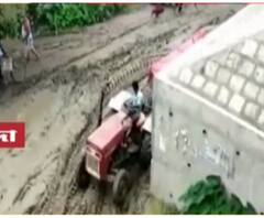 মালদার মানিকচকে সেতু-সংলগ্ন রাস্তা বেহাল, নদীপথেই ঝুঁকির যাতায়াত স্থানীয়দের 